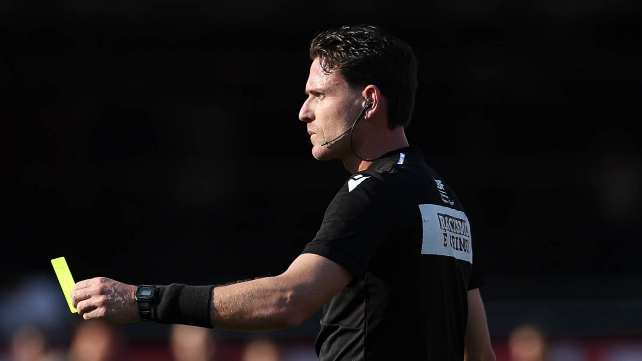 Árbitro Ramon Abatti Abel, vestido de preto e segurando cartão amarelo na mão esquerda (foto: Cesar Greco/Palmeiras)