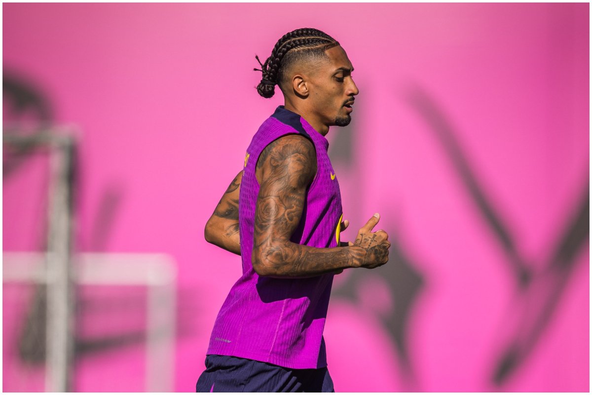 Jogador do Barcelona, Raphinha, treinando em campo aberto (foto: Divulgação/Barcelona)