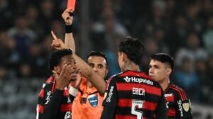Plata tomou cartão vermelho em Racing x Flamengo - Crédito: 