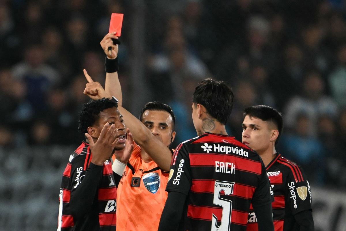 Plata tomou cartão vermelho em Racing x Flamengo (foto: Luis ROBAYO / AFP)