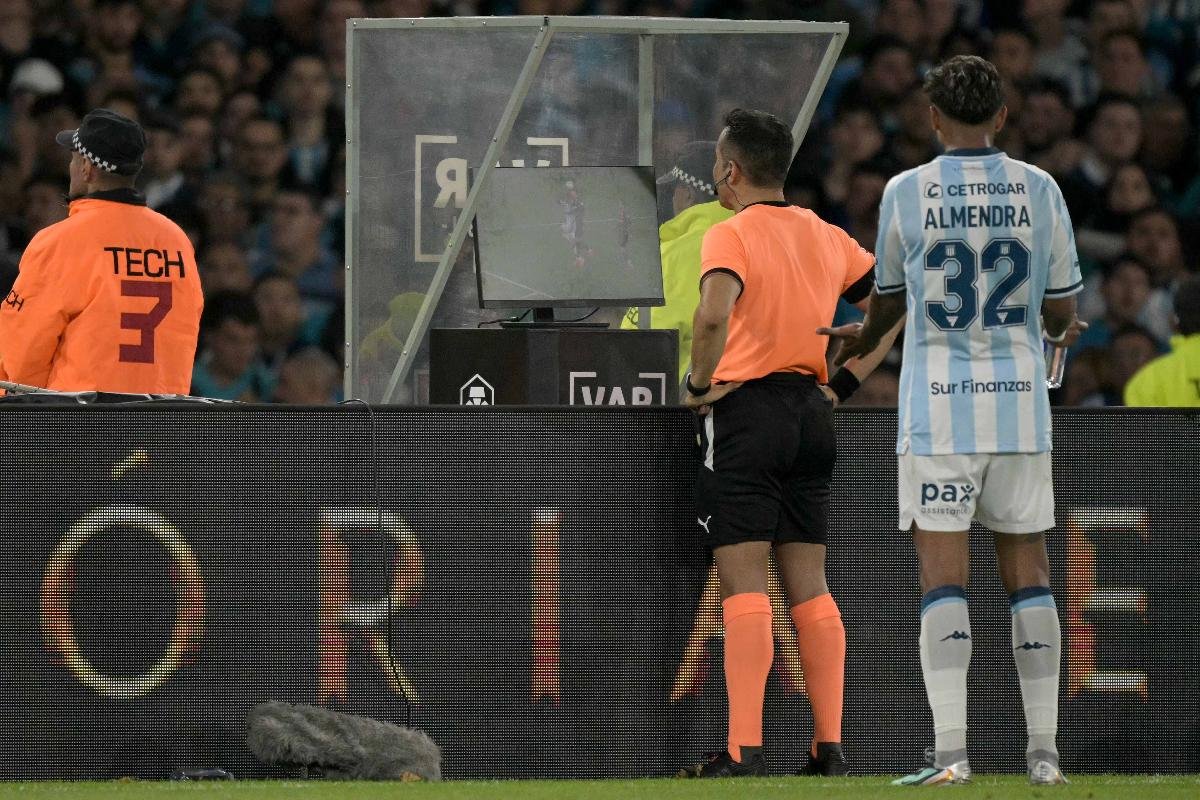 Piero Maza, árbitro chileno que apitou Racing x Flamengo na Libertadores (foto: Luis ROBAYO / AFP)