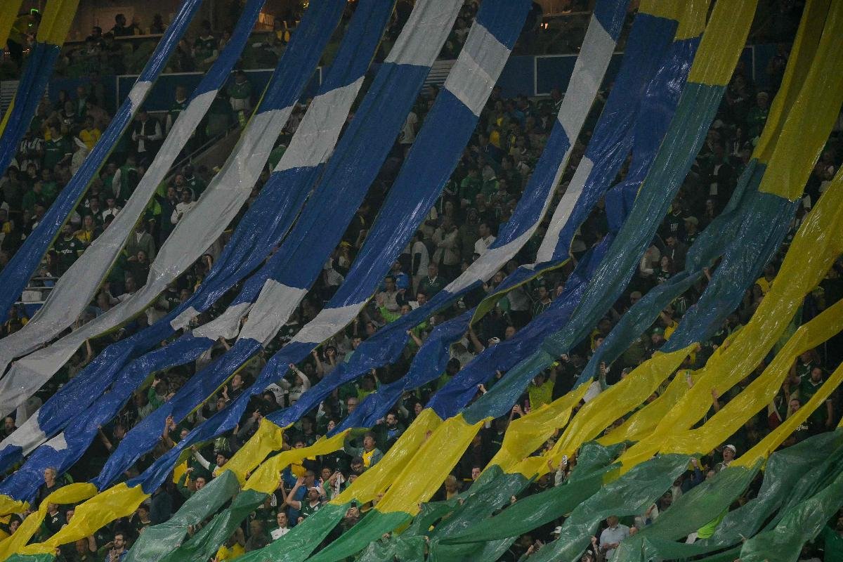 Torcida do Palmeiras fez mosaico com as cores da bandeira do Brasil (foto: NELSON ALMEIDA / AFP)