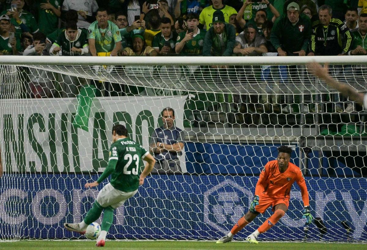 Em cobrança de pênalti, Raphael Veiga marcou o quarto gol do Palmeiras contra a LDU (foto: Nelson ALMEIDA / AFP)