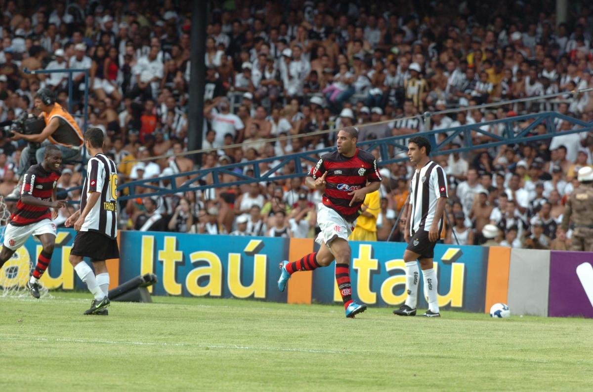 Adriano 'Imperador' marcou 19 gols no Brasileirão de 2009 pelo Flamengo - (foto: Jorge Gontijo/EM/D.A Press)