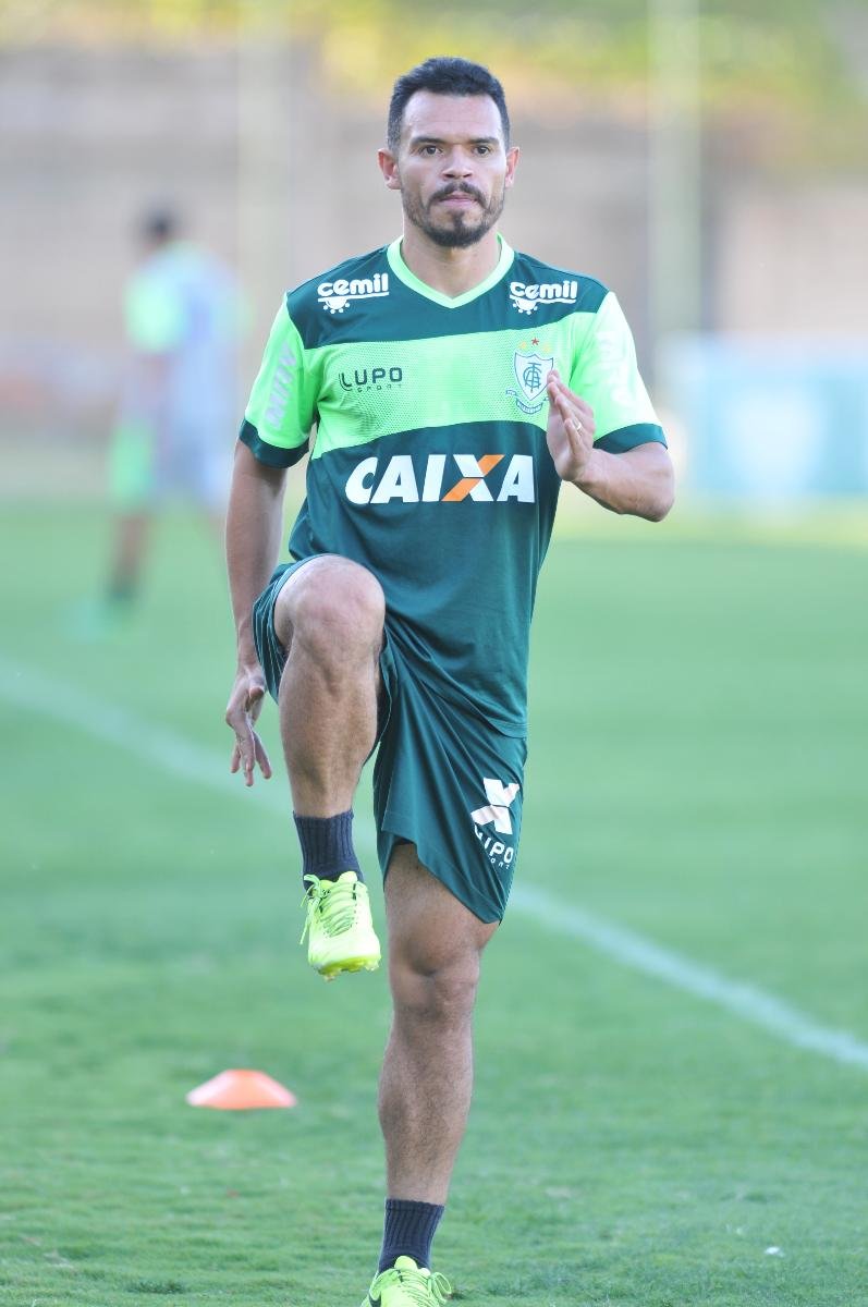 Ceará em treino pelo América em novembro de 2017 - (foto: Alexandre Guzanhe/EM/D.A Press)