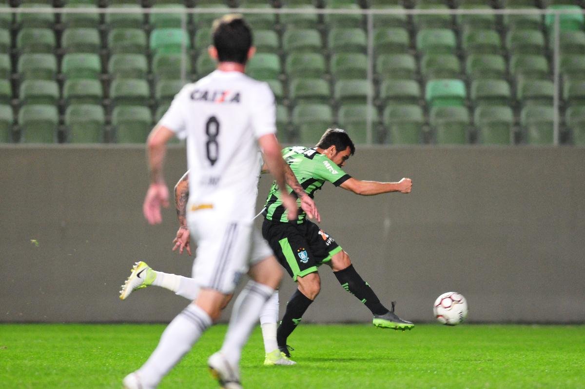 Norberto marcou pelo América na vitória por 3 a 0 sobre o Figueirense - (foto:  Alexandre Guzanshe/EM/D.A Press)