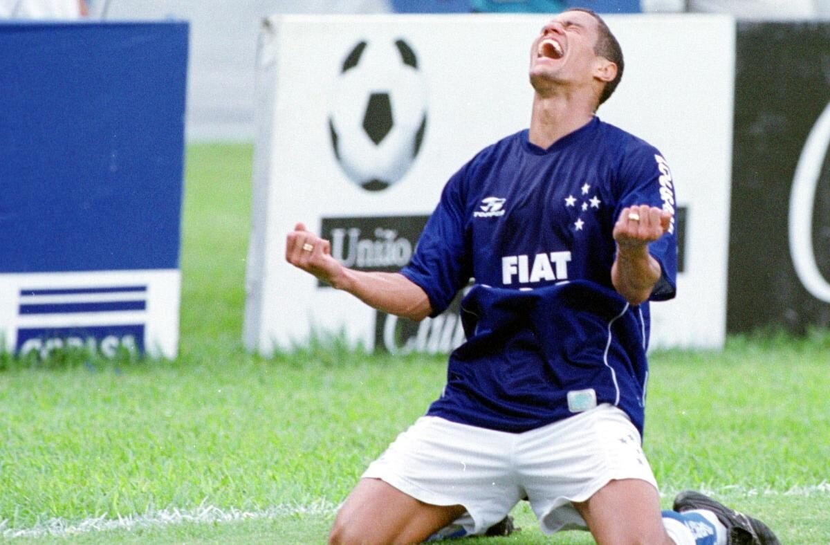 Marcelo Ramos fez os dois gols do Cruzeiro na vitória por 2 a 0 sobre o Goiás no Brasileirão de 2002 (foto: Auremar de Castro/Estado de Minas - 17/11/2002)