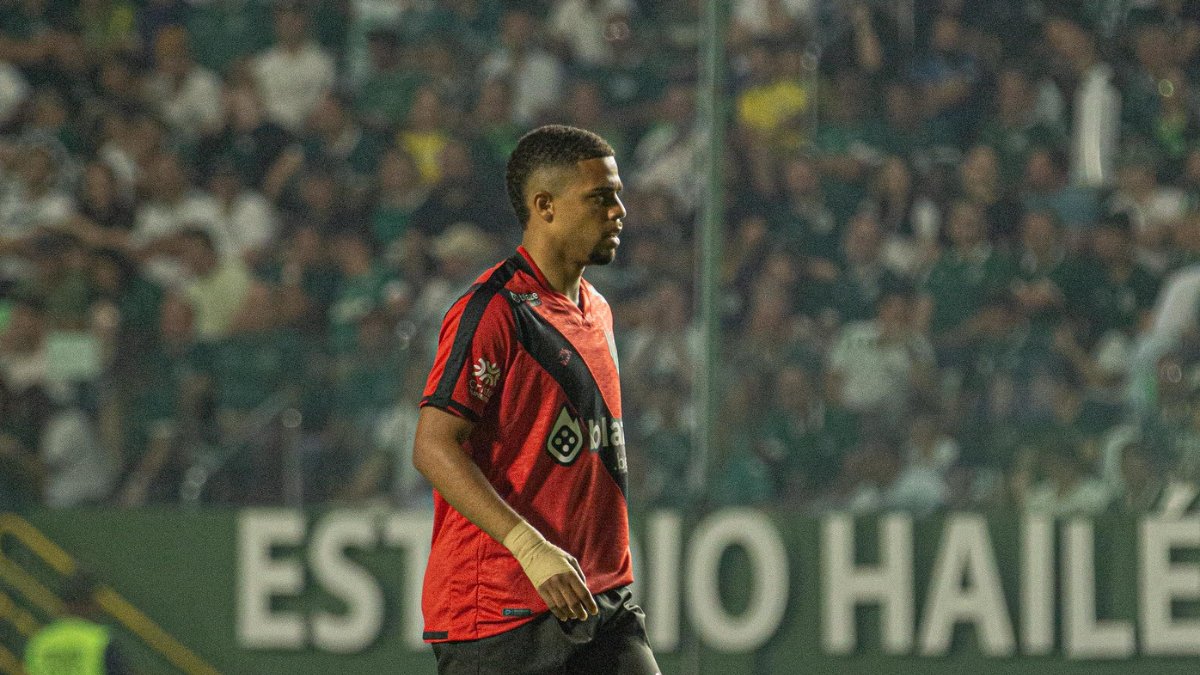 Robert, meia emprestado pelo Atlético, em ação pelo Atlético-GO contra o Goiás, na Série B (foto: Bruno Corsino/Atlético-GO)