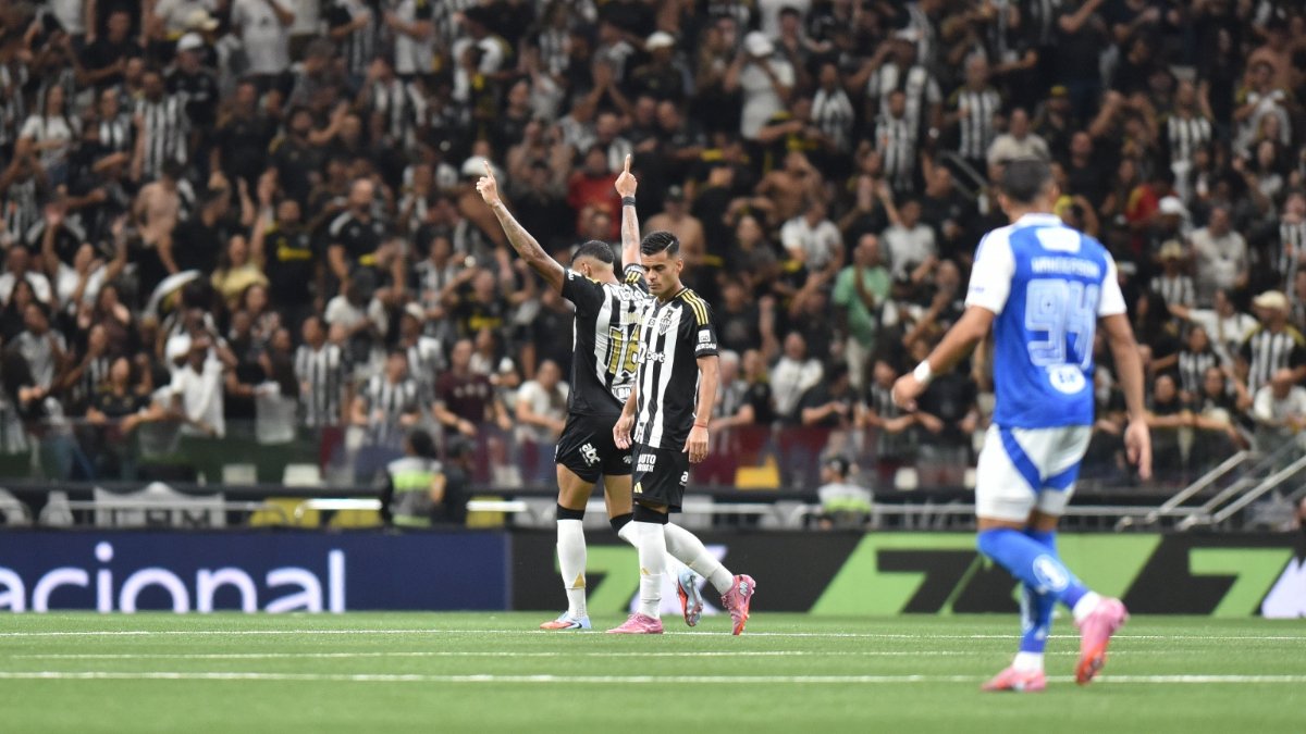 Ruan Tressoldi aponta para o céu na comemoração de gol pelo Atlético contra o Cruzeiro - (foto: Ramon Lisboa/EM/D.A. Press)