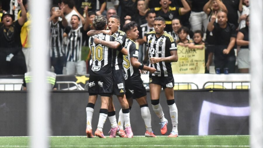 Ruan Tressoldi comemora gol do Atlético ao lado de companheiros (foto: Ramon Lisboa/EM/D.A. Press)