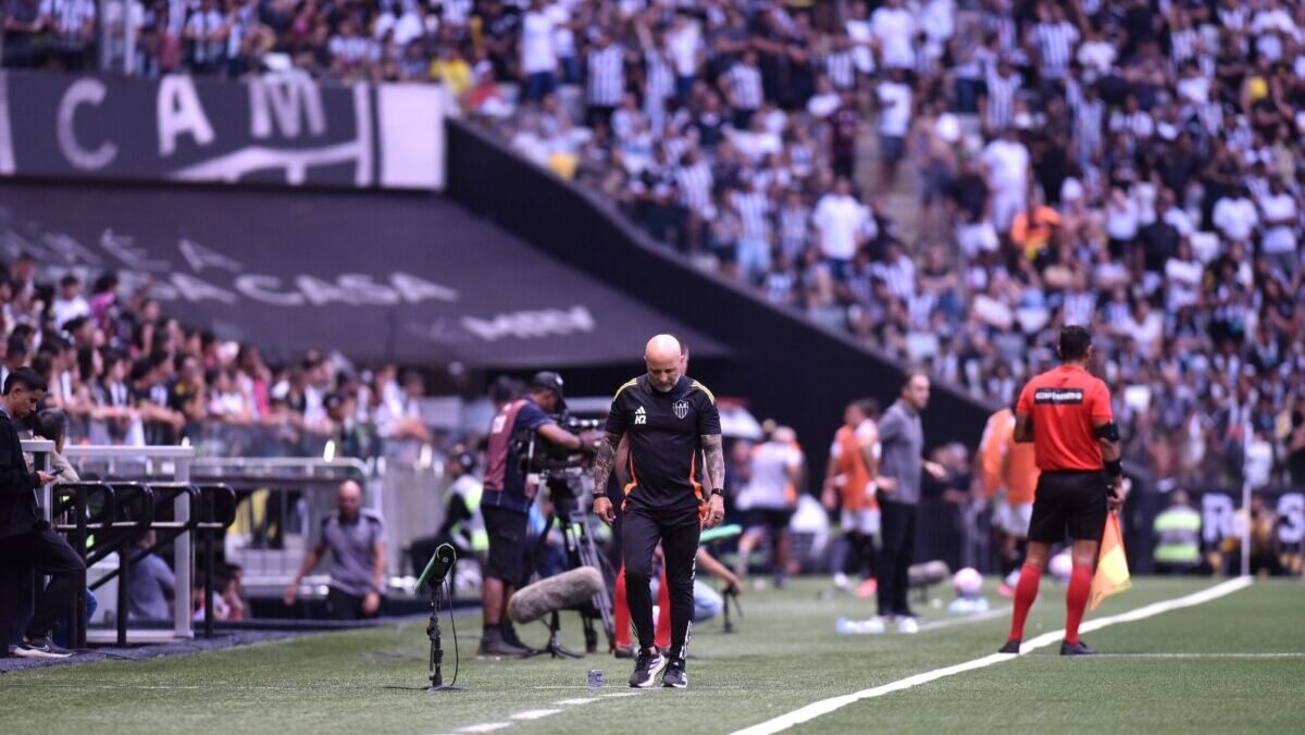 Sampaoli à beira do campo da Arena MRV durante vitória do Atlético por 1 a 0 sobre o Ceará, no Brasileiro (foto: Ramon Lisboa/EM/D.A. Press)