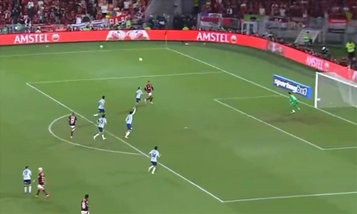 Arbitragem anulou gol de Samuel Lino (foto: Reprodução/Globo)