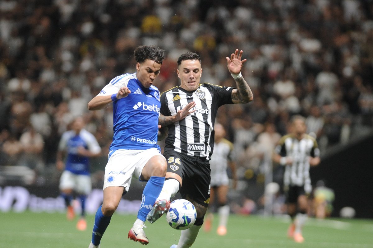 Saravia disputa bola com Kaio Jorge durante clássico entre Atlético e Cruzeiro, na Arena MRV (foto: Alexandre Guzanshe/EM/D.A. Press)