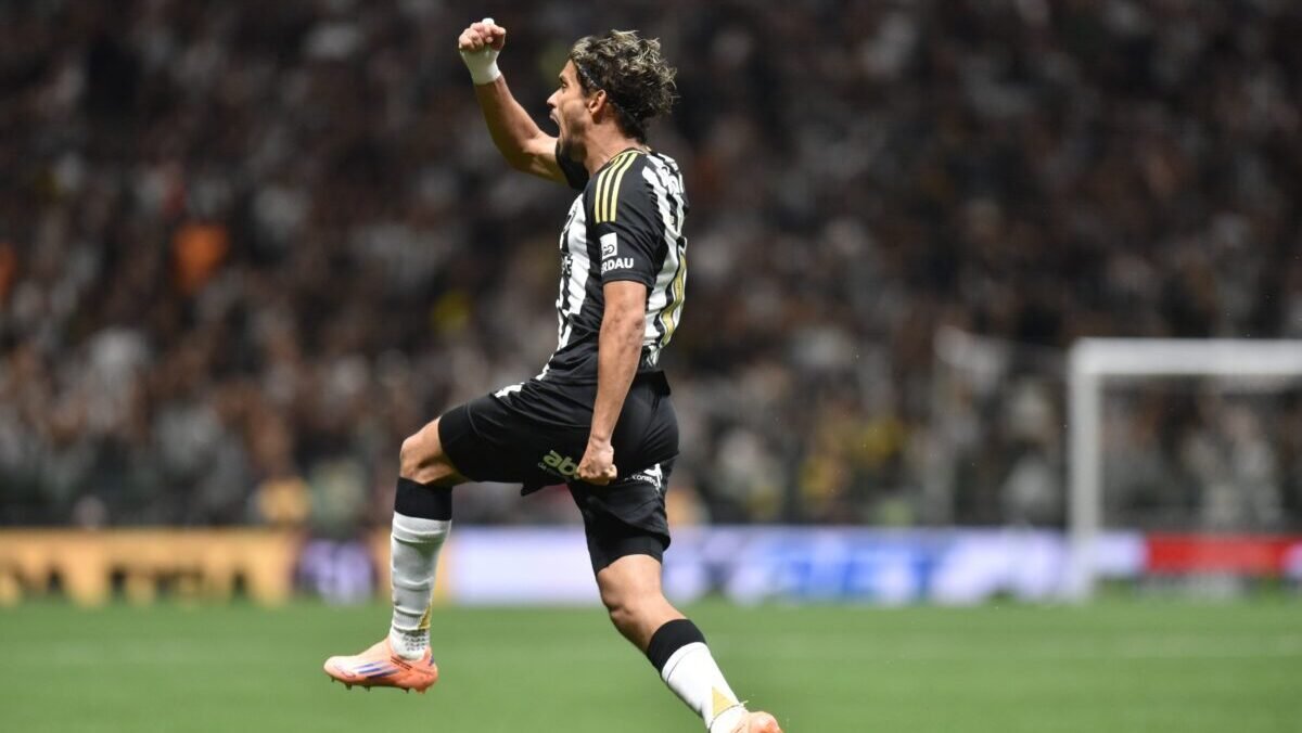 Gustavo Scarpa comemora gol de Ruan Tressoldi em Atlético x Cruzeiro (foto: Ramon Lisboa/EM/D.A. Press)