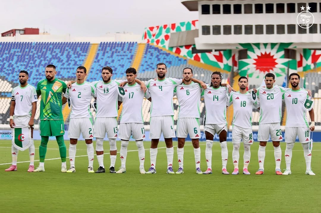 Jogadores da Seleção Argelina perfilados (foto: Divulgação)