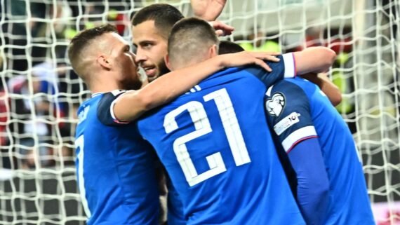 Jogadores da Eslováquia comemoram gol (foto: Joe Klamar/AFP)