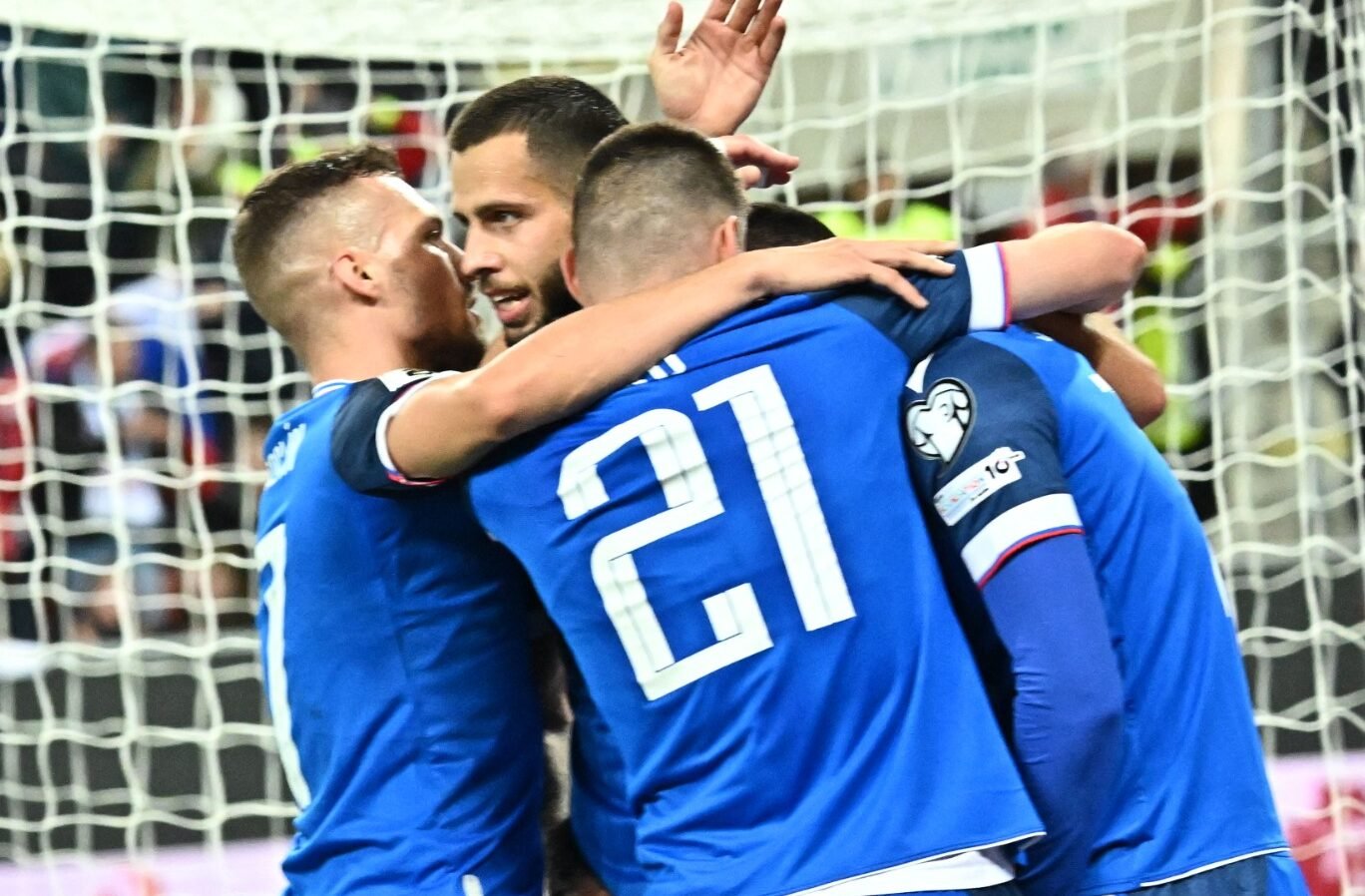Jogadores da Eslováquia comemoram gol (foto: Joe Klamar/AFP)