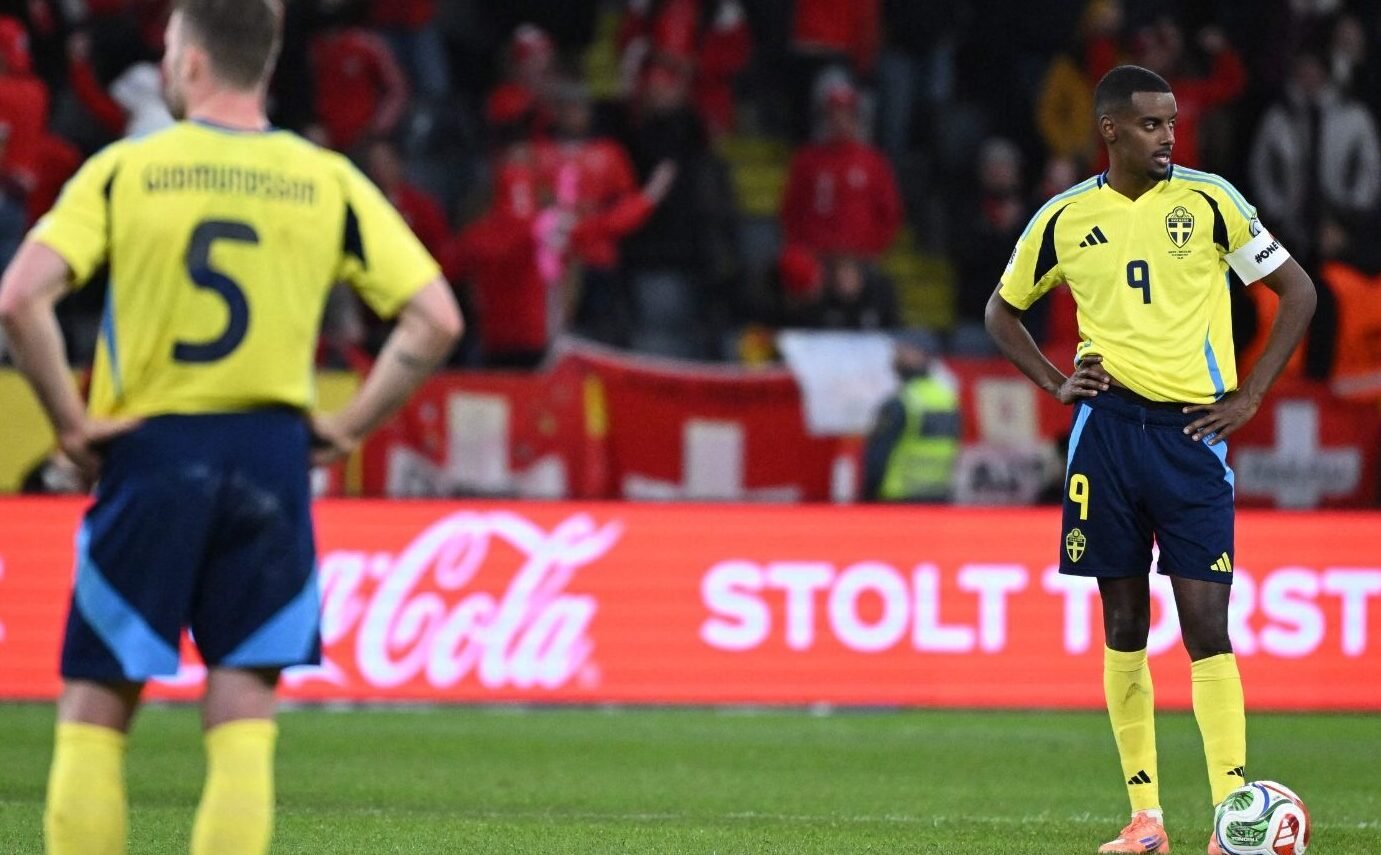 Jogadores da Suécia durante derrota para a Suíça - (foto: Jonathan Nackstrand/AFP)