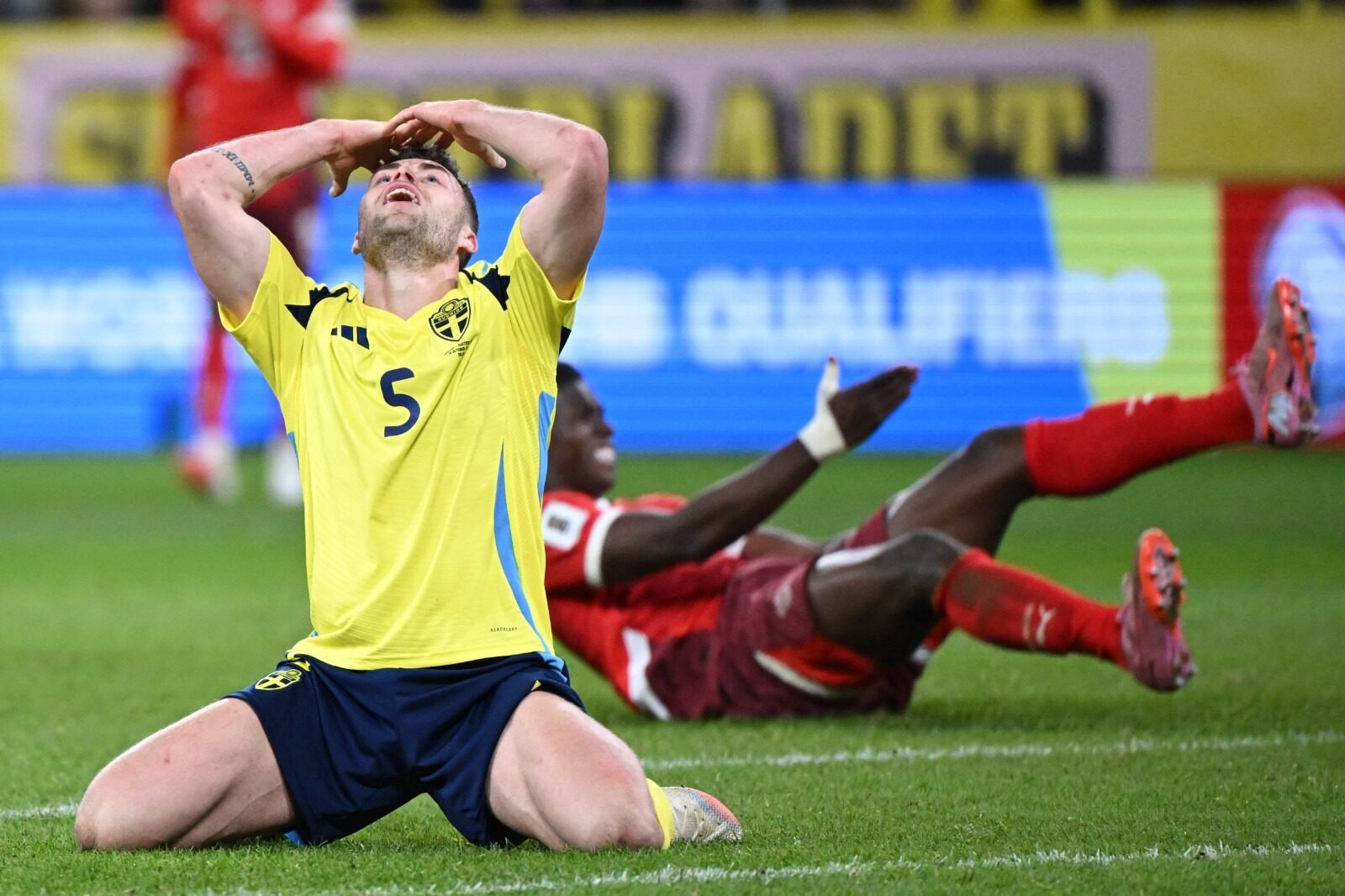 Jogador da Suécia se lamenta em jogo contra Suíça (foto: Jonathan Nackstrand/AFP)