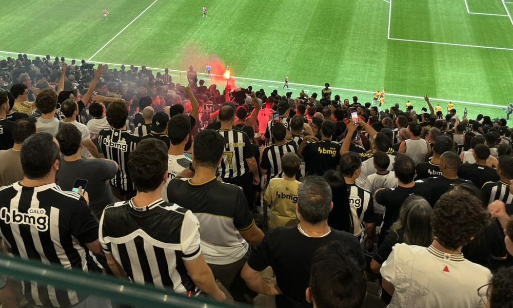 Torcedores do Atlético com sinalizadores na Arena MRV (foto: Lucas Bretas/No Ataque)