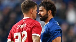 Skrtel e Diego Costa, ex-Atlético, discutiram em jogo de lendas entre Chelsea e Liverpool - Crédito: 