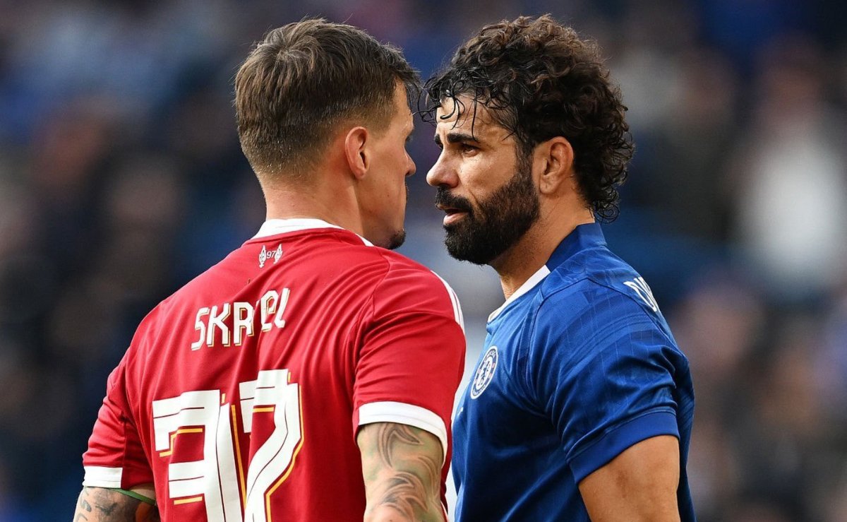 Skrtel e Diego Costa, ex-Atlético, discutiram em jogo de lendas entre Chelsea e Liverpool (foto: Reprodução/Redes sociais)
