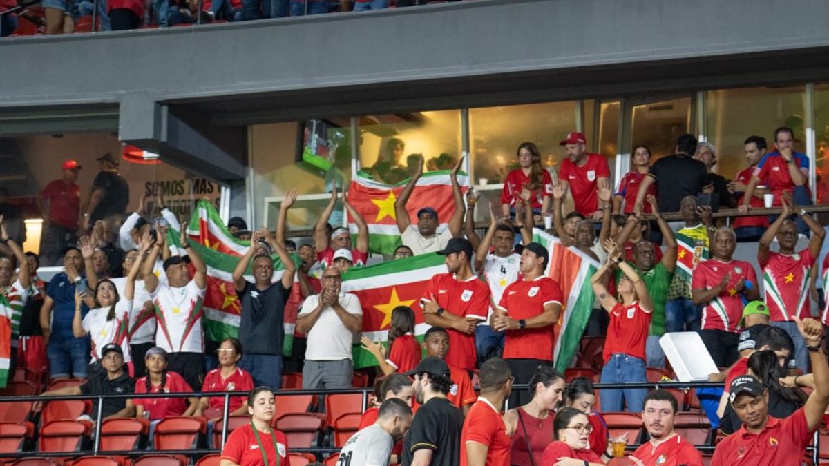 Torcedores do Suriname durante partida das Eliminatórias da Concacaf para a Copa do Mundo (foto: Divulgação/Federação Surinamesa de Futebol)