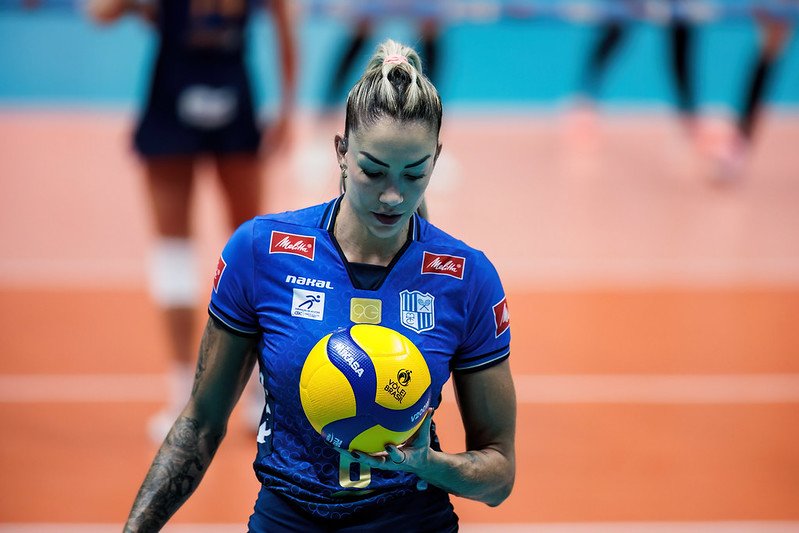 Thaisa segura bola durante jogo do Minas (foto: Hedgard Moraes/Minas Tênis Clube)