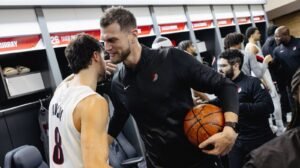 Tiago Splitter no vestiário do Portland após vitória em sua estreia como técnico na NBA - Crédito: 