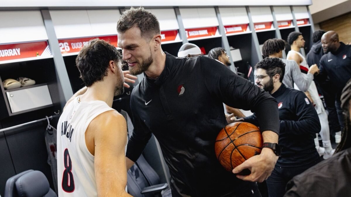 Tiago Splitter no vestiário do Portland após vitória em sua estreia como técnico na NBA (foto: Portland Trail Blazers/Divulgação)