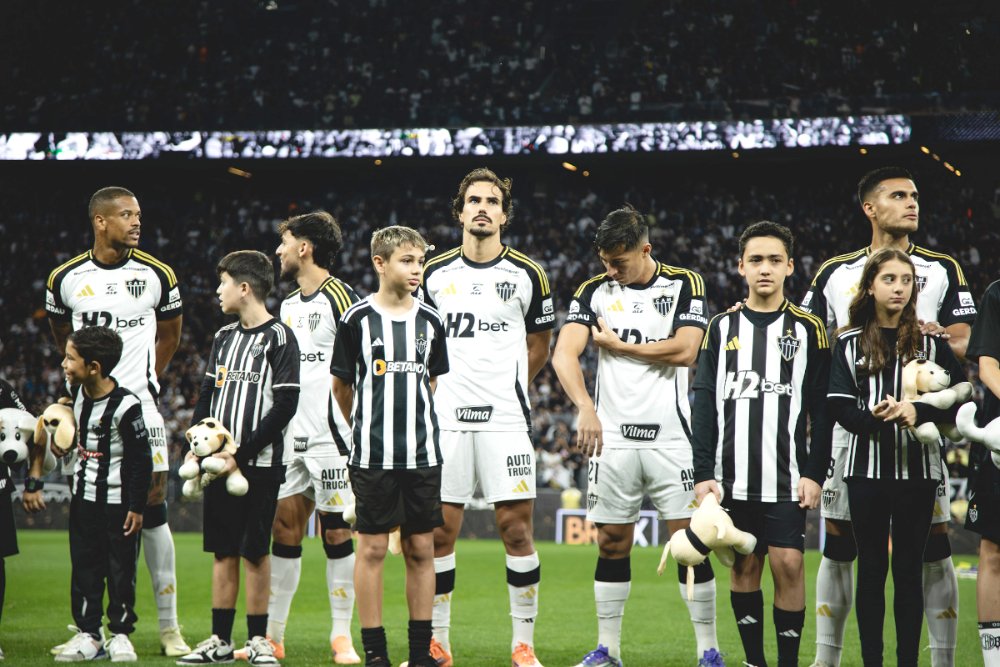 Jogadores do Atlético perfilados antes de duelo contra o Corinthians pelo Brasileiro (foto: Pedro Souza/Atlético)