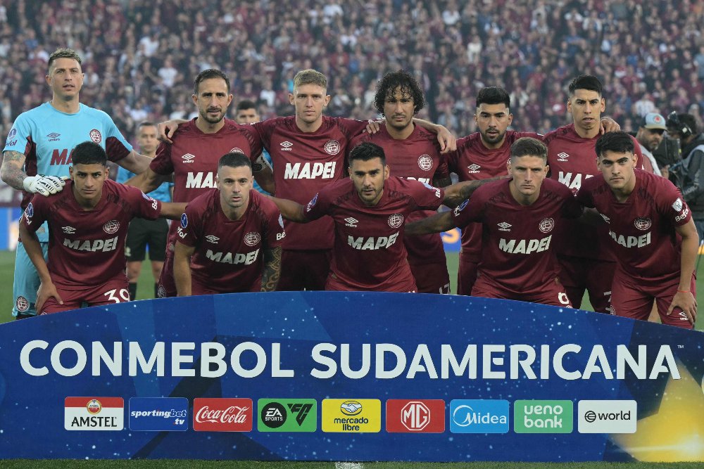 Jogadores do Lanús antes de jogo pela Sul-Americana (foto: Luis ROBAYO / AFP)