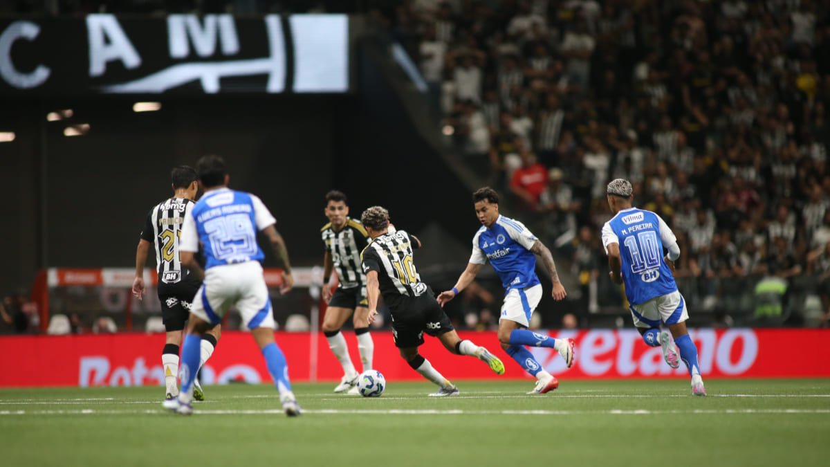 Disputa de jogadores de Cruzeiro e Atlético na Arena MRV, em agosto de 2025, pelas quartas de final da Copa do Brasil (foto: Edesio Ferreira/EM/DA Press)