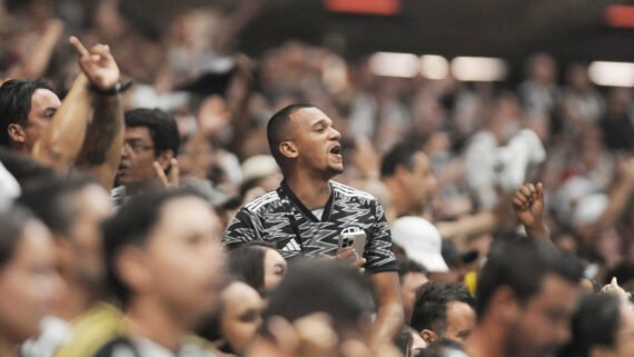 Torcedor do Atlético em meio à multidão durante clássico contra o Cruzeiro na Arena MRV (foto: Alexandre Guzanshe/EM/D.A. Press)