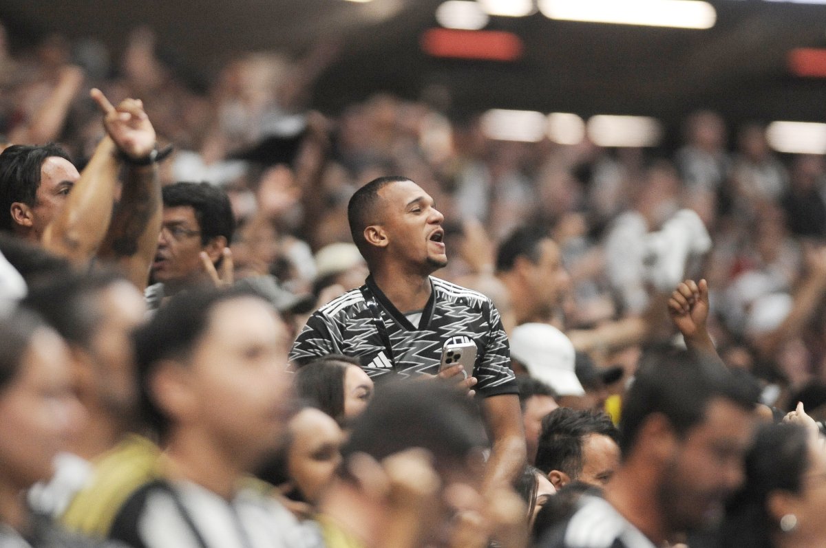 Torcedor do Atlético em meio à multidão durante clássico contra o Cruzeiro na Arena MRV (foto: Alexandre Guzanshe/EM/D.A. Press)