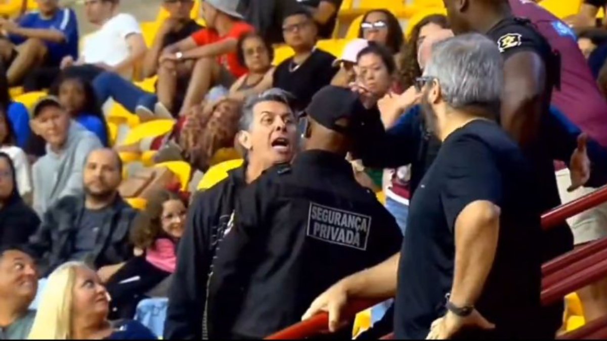 Torcedor acusado de racismo discute com seguranças e outros torcedores durante JF Vôlei x Monte Carmelo, pelo Mineiro Masculino de Vôlei (foto: Reprodução/JF TV)
