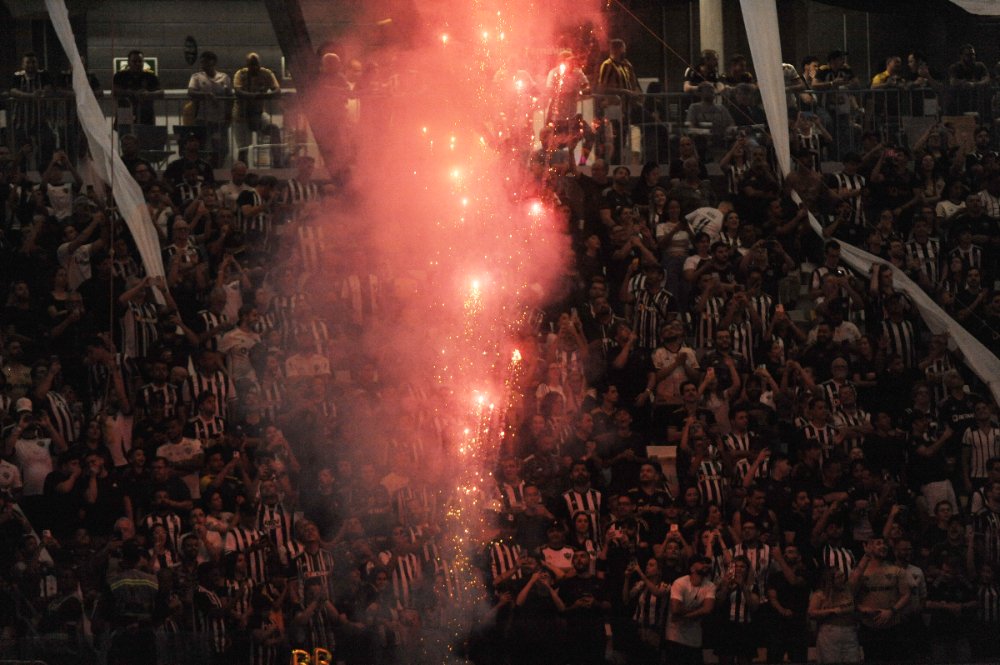 Torcedores do Atlético na Arena MRV durante clássico contra o Cruzeiro, pelo Campeonato Brasileiro (foto: Alexandre Guzanshe/EM/D.A. Press)