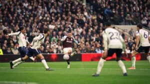 Jogadores de Tottenham e Aston Villa em lance pelo Campeonato Inglês - Crédito: 