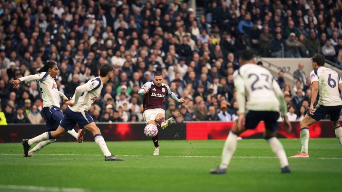 Jogadores de Tottenham e Aston Villa em lance pelo Campeonato Inglês (foto: Aston Villa/Divulgação)