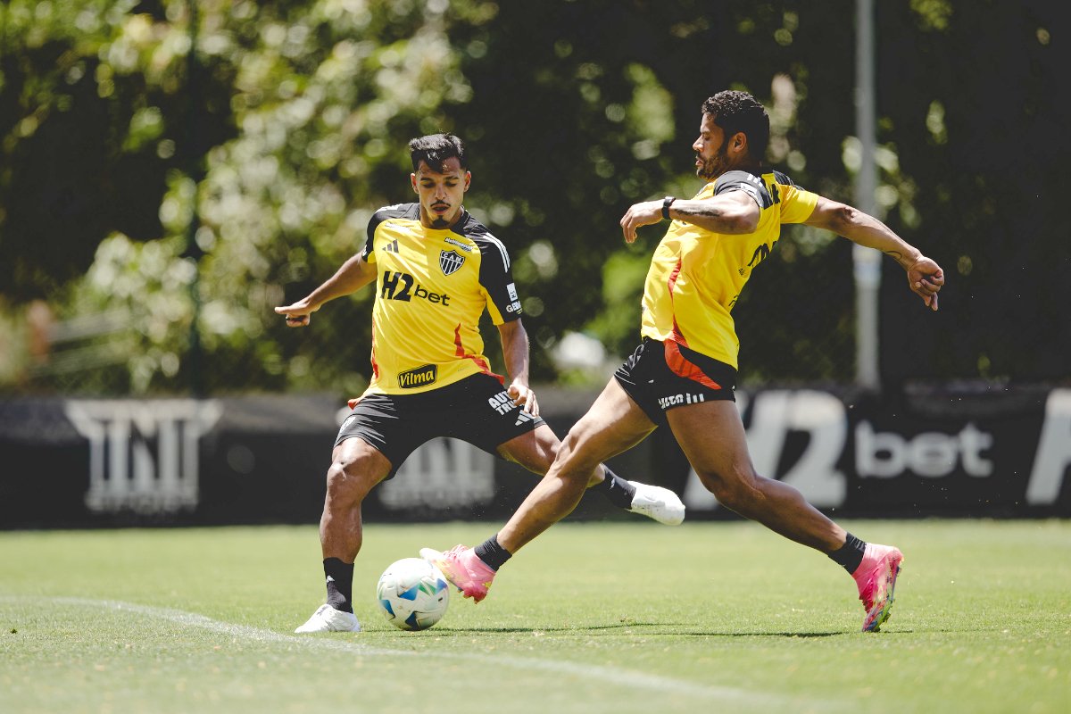 Gabriel Menino e Hulk durante treino do Atlético na Cidade do Galo (27/10) (foto: Pedro Souza/Atlético)
