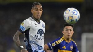 Sebastián Villa, ex-destaque do Boca, em ação pelo Independiente Rivadavia, da Argentina - Crédito: 