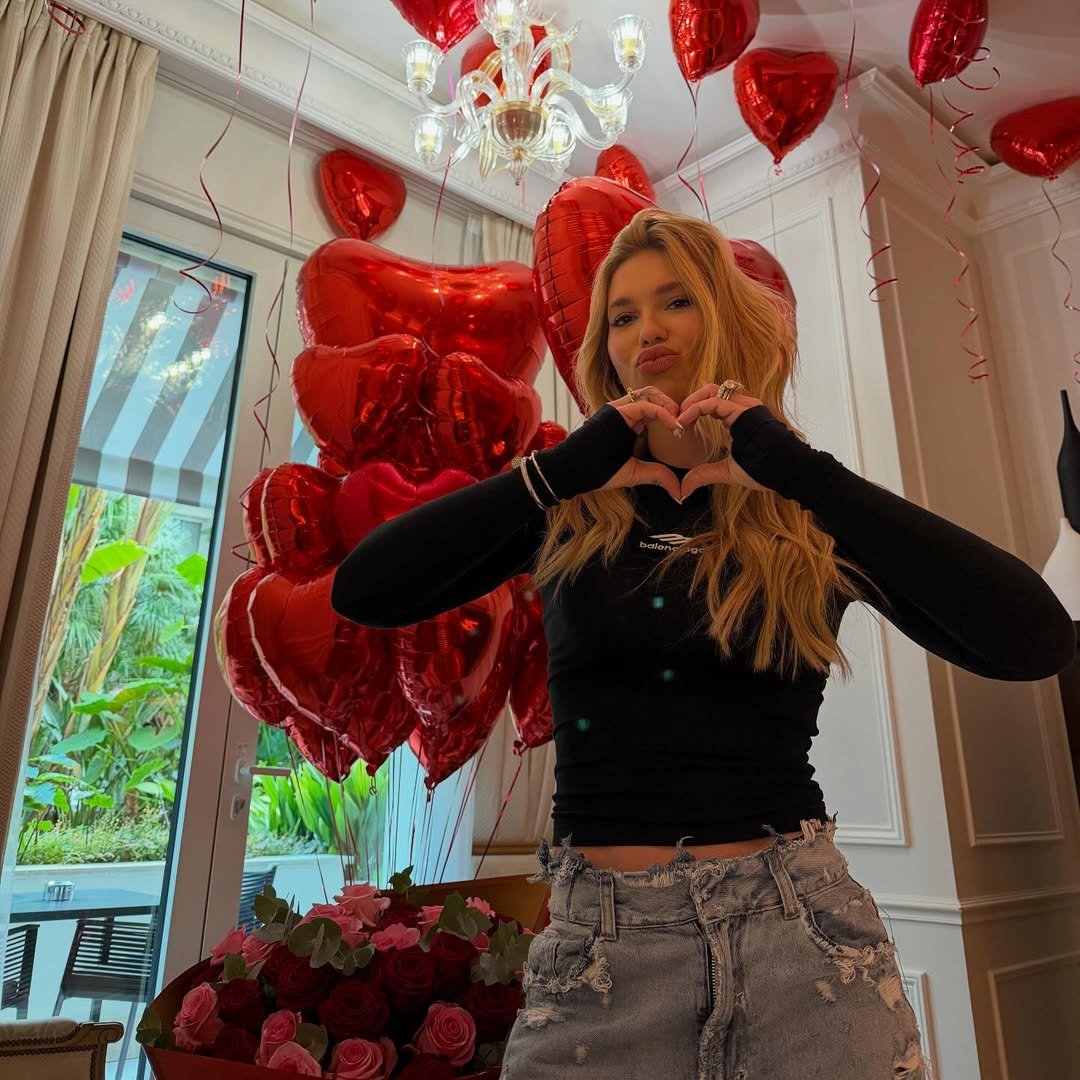 Influenciadora Virginia faz coração com a mão