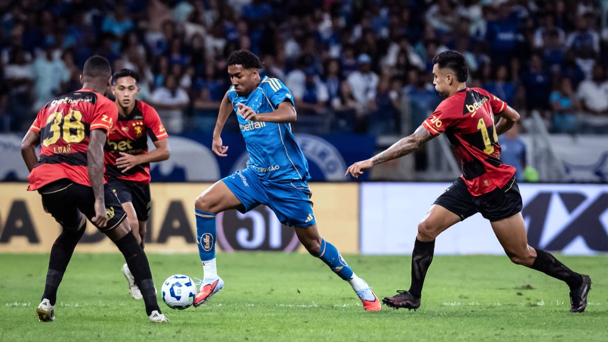 Ryan Guilherme, volante do Cruzeiro, em duelo com o Sport (foto: Gustavo Aleixo/Cruzeiro)