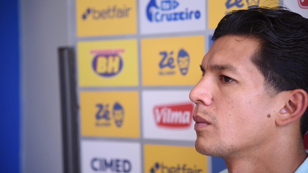 Lucas Romero, volante do Cruzeiro, em entrevista coletiva na Toca da Raposa 2, em Belo Horizonte (foto: Gladyston Rodrigues/EM/D.A Press)