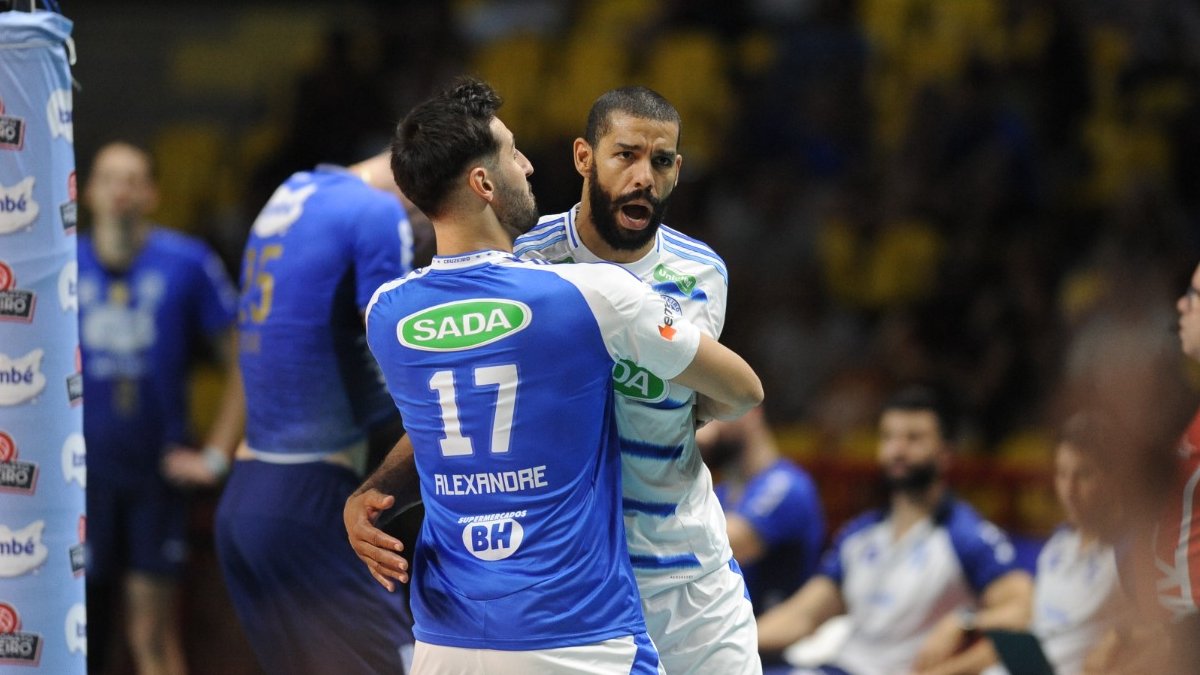Walace comemora com Alê, líbero do Cruzeiro, ponto na final do Mineiro Masculino de Vôlei de 2025 contra o Minas (foto: Alexandre Guzanshe/EM/D.A Press)