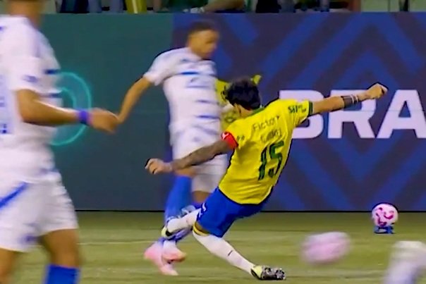 Entrada de Gustavo Gómez, do Palmeiras, em Wanderson, do Cruzeiro (foto: Reprodução)