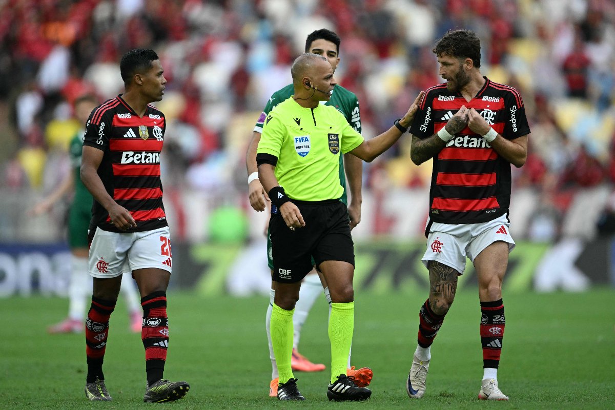 Wilton Pereira Sampaio (ao centro na foto) durante duelo entre Flamengo e Palmeiras no Maracanã, pelo Campeonato Brasileiro (foto: Mauro Pimentel/AFP)