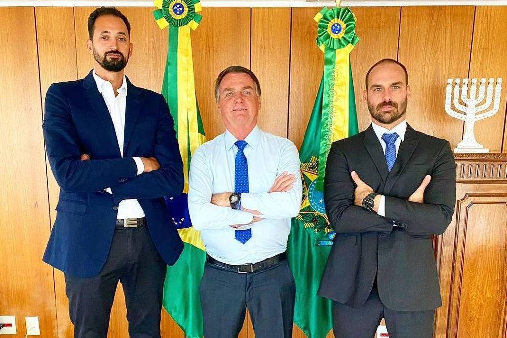 Ex-central Maurício Souza ao lado de Jair Bolsonaro e Eduardo Bolsonaro (foto: Reprodução)