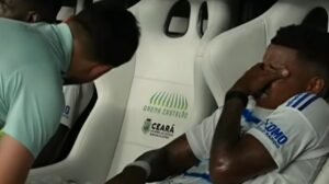 Keny Arroyo chorando no banco de reservas em Ceará x Cruzeiro - Crédito: 