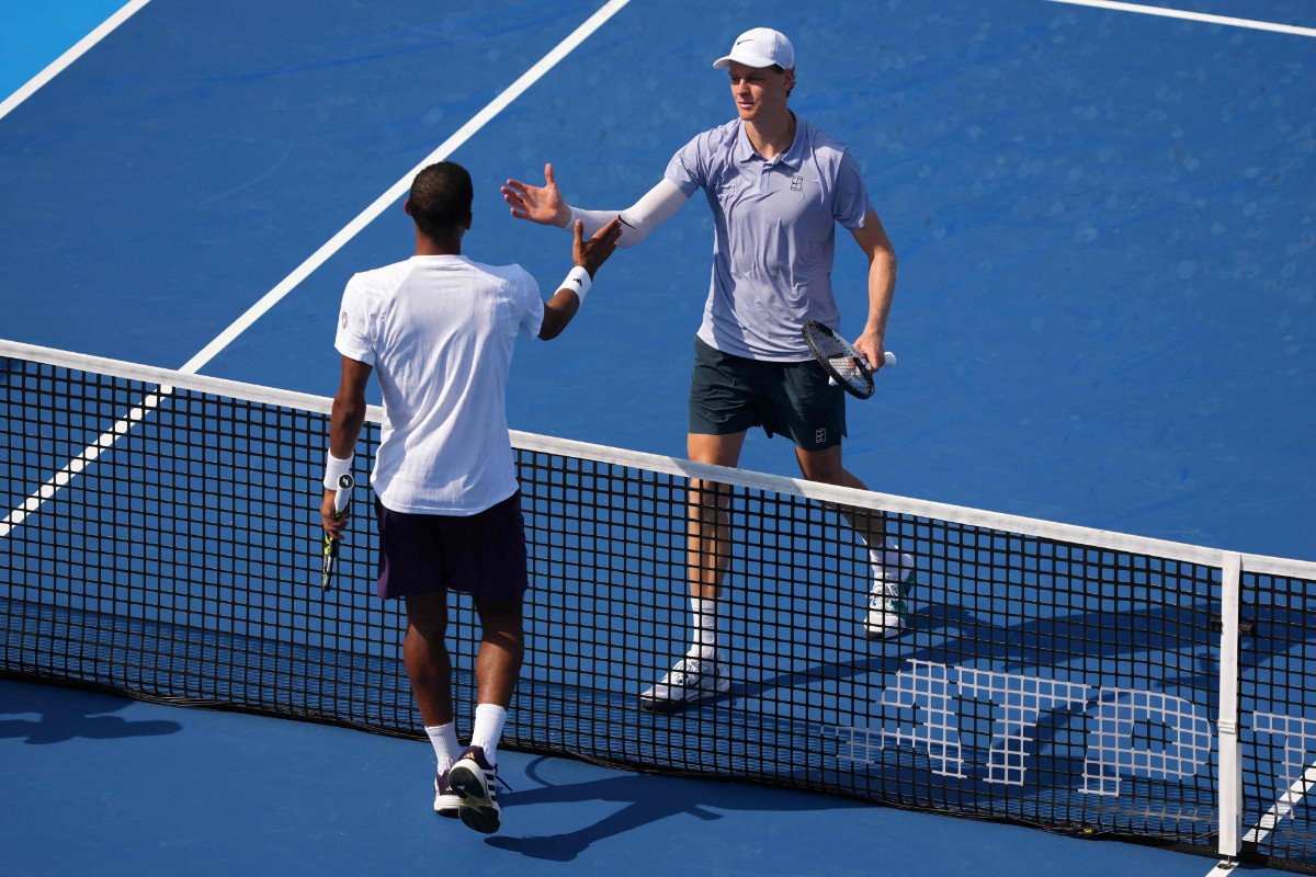 Auger-Aliassime e Jannik Sinner se enfrentam na final do Masters 1000 de Paris (foto: DYLAN BUELL/AFP)